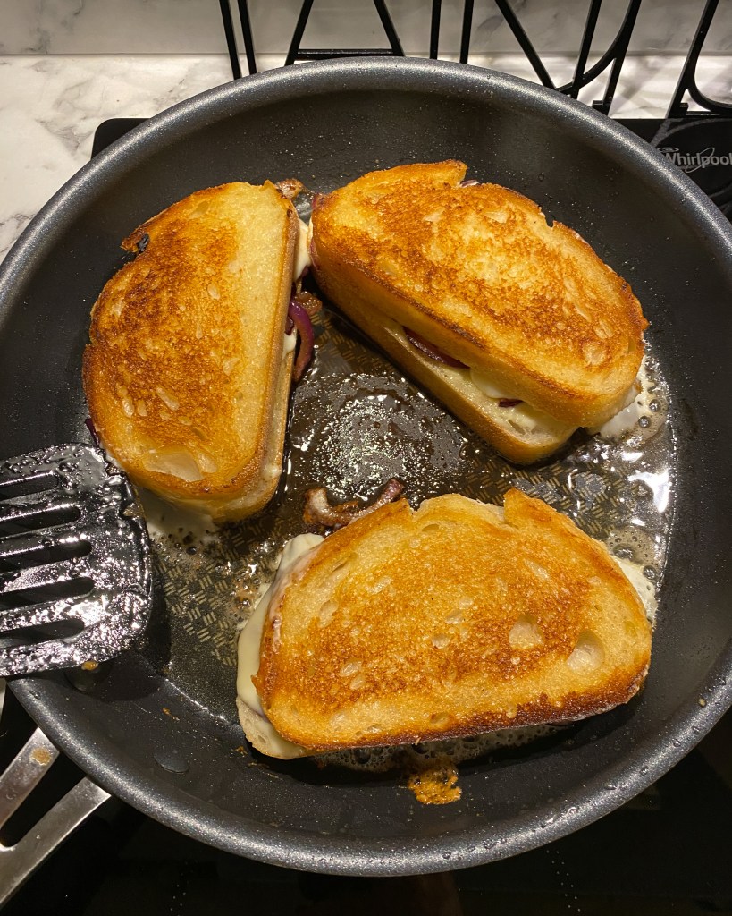 Toast med karamelliserad lök och taleggio