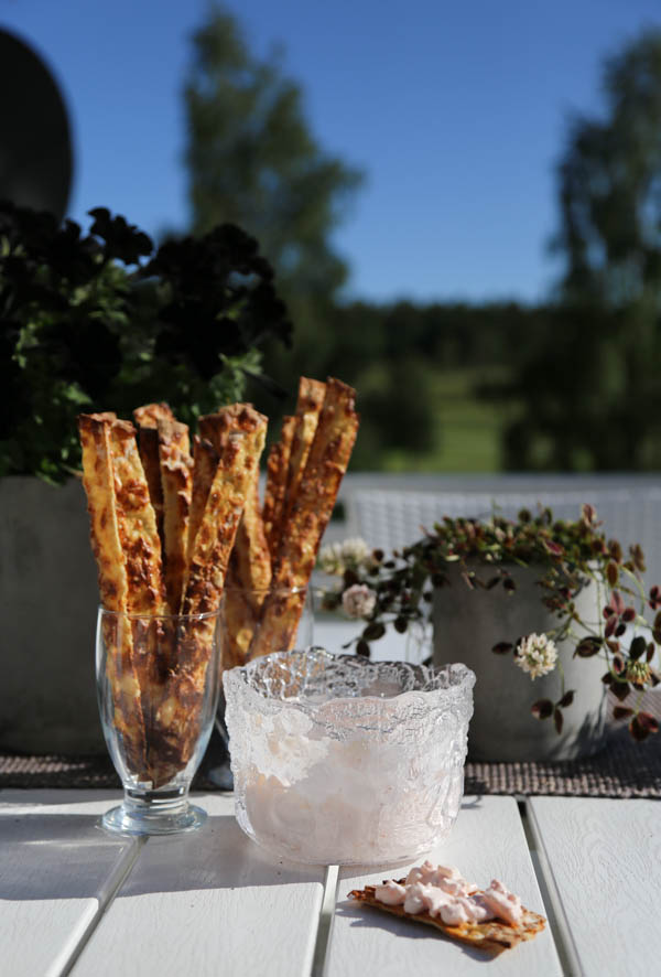 Tunnbrödschips med räkdipp