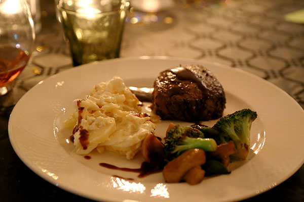Oxfilé med potatisgratäng och rödvinssås