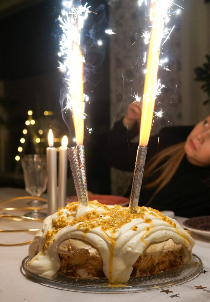 Vit chokladpavlova med pistage och passionsfrukt