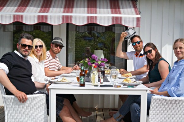 Glada midsommarfirare